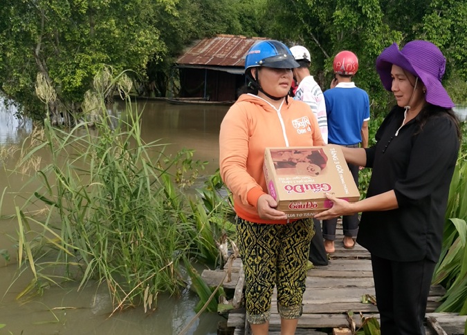 Thường trực HĐND xã Trí Bình: thăm hỏi các hộ dân bị ngập nước do mưa bão trên địa bàn xã