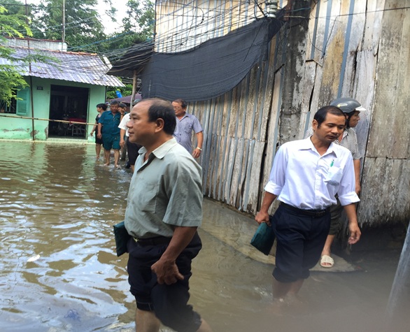 Thường trực HĐND thị trấn Gò Dầu giám sát tình hình hộ dân bị ngập nước do mưa bão trên địa bàn thị trấn Gò Dầu