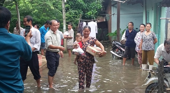 Thường trực HĐND thị trấn Gò Dầu vận động đại biểu HĐND hỗ trợ lương thực phẩm cho hộ dân bị ngập nước do mưa bão trên địa bàn thị trấn Gò Dầu