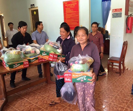 HĐND xã Thạnh Bắc huyện Tân Biên phối hợp, tổ chức tặng quà cho những hộ gia đình nghèo, gia đình khó khăn