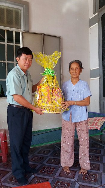 Thường trực HĐND xã Phước Minh thăm và tặng quà cho các gia đình chính sách nhân dịp tết Nguyên Đán năm 2017