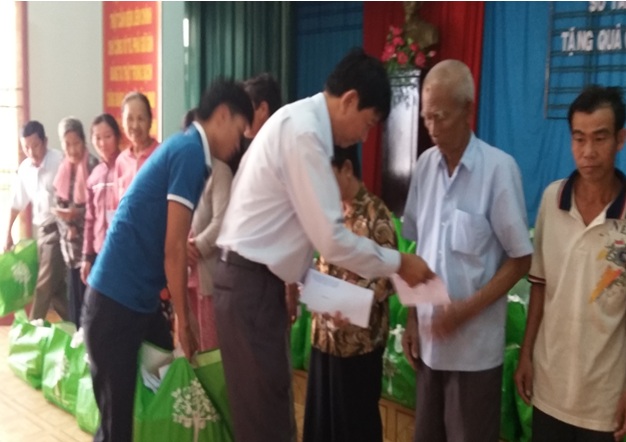 Xã Trà Vong trao quà tết cho hộ nghèo