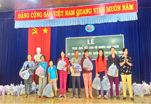 Thường trực HĐND xã Trí Bình tổ chức trao quà tết cho hộ nghèo