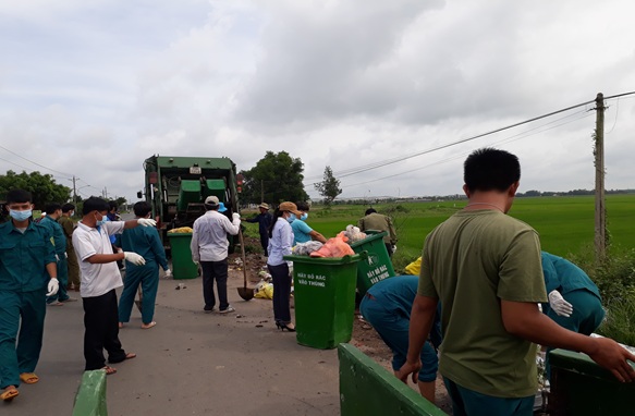 Thường trực Hội đồng nhân dân xã Truông Mít khảo sát ý kiến phản ánh của cử tri về vấn đề xử lý rác thải khu vực kênh N4 ấp Thuận Bình