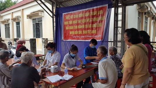 Khám bệnh tình nguyện cho bà con nhân dân xã Long Chữ có hoàn cảnh khó khăn