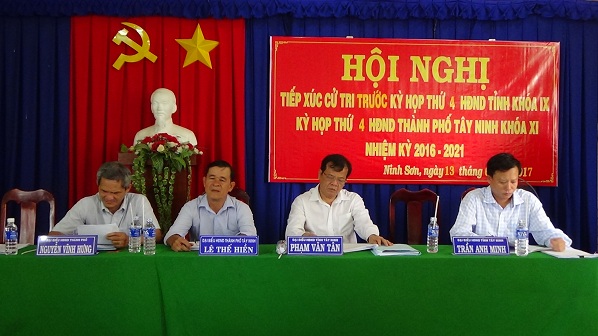 Chủ tịch Ủy ban nhân dân tỉnh Phạm Văn Tân tiếp xúc cử tri phường Ninh Sơn, thành phố Tây Ninh