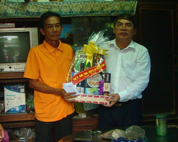 PHÓ CHỦ TỊCH HĐND TỈNH TÂY NINH: THĂM CÁC GIA ĐÌNH CHÍNH SÁCH Ở DƯƠNG MINH CHÂU