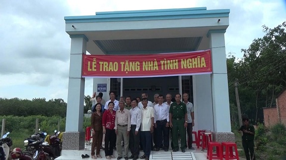 HUYỆN DƯƠNG MINH CHÂU: TRAO TẶNG NHÀ TÌNH NGHĨA CHO GIA ĐÌNH CHÍNH SÁCH