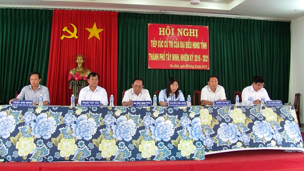 Chủ tịch Ủy ban nhân dân tỉnh Tây Ninh Phạm Văn Tân tiếp xúc cử tri xã Tân Bình