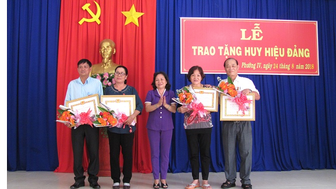 Bà Hồ Tuyết Huỳnh Mai - Ủy viên Ban Thường vụ Thành ủy, Phó Chủ tịch Hội đồng nhân dân Thành phố trao tặng huy hiệu đảng