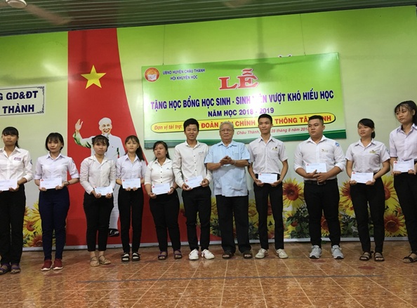 Thường trực HĐND huyện Châu Thành: Tham dự Lễ trao học bổng cho học sinh, sinh viên vượt khó, hiếu học năm học 2018-2019