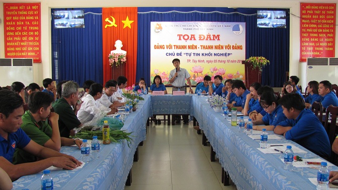 Ông Thành Từ Dũ - Phó Bí thư Thường trực Thành ủy Tây Ninh, Chủ tịch HĐND Thành phố dự tọa đàm Đảng với thanh niên - thanh niên với Đảng
