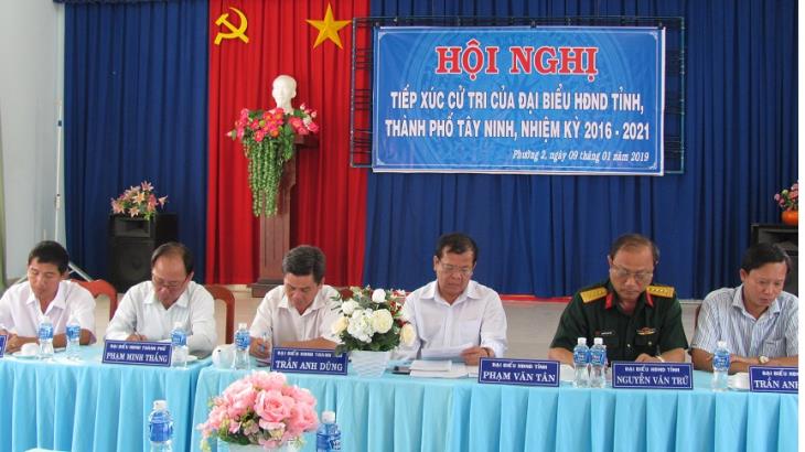 CHỦ TỊCH UBND TỈNH PHẠM VĂN TÂN TIẾP XÚC CỬ TRI PHƯỜNG 2 SAU KỲ HỌP THỨ 10