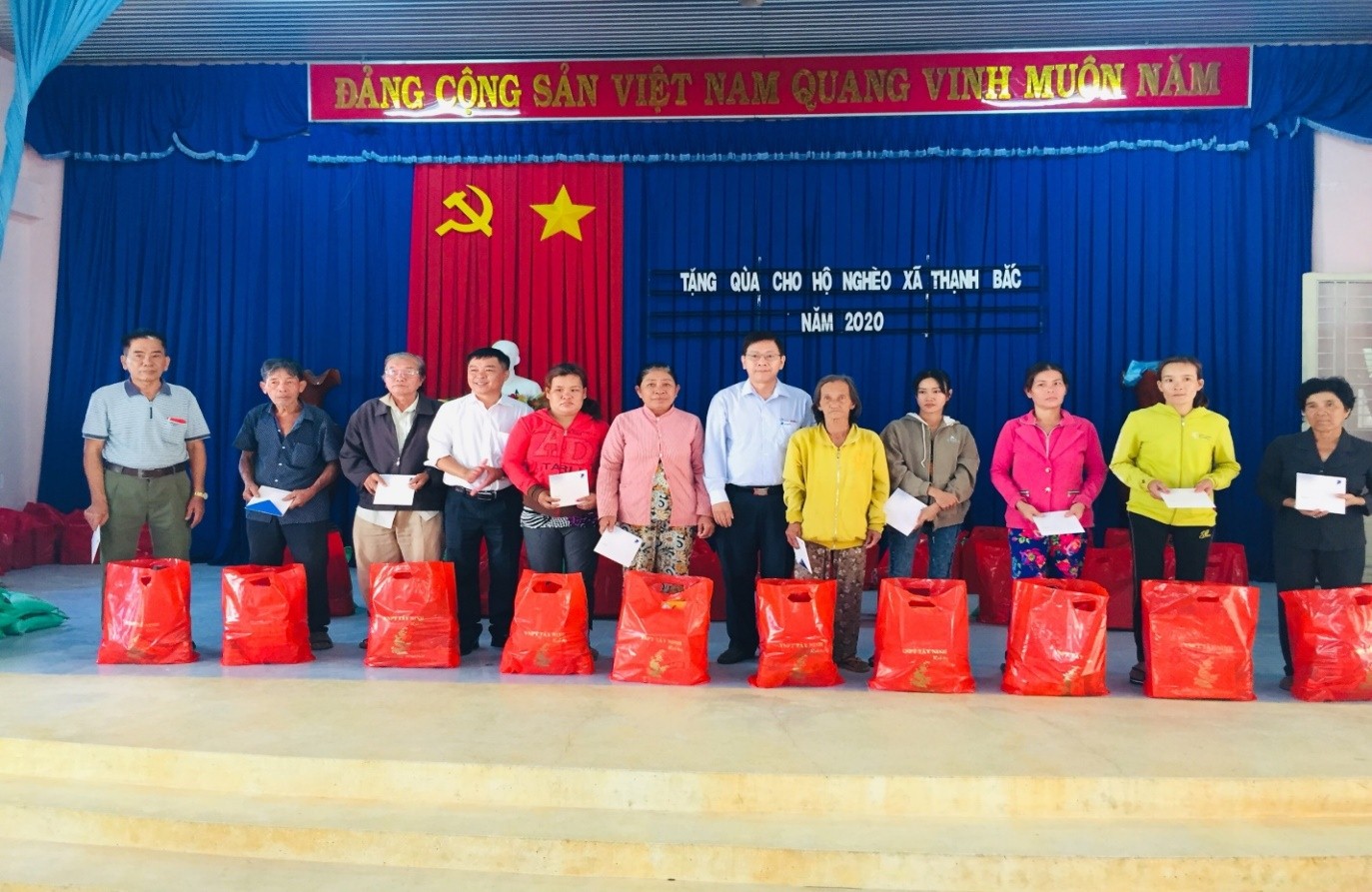 Đại biểu Hội đồng nhân dân Tỉnh tặng quà tết cho hộ nghèo, gia dình chính sách xã Thạnh Bắc nhân dịp tết Nguyên đán Canh Tý năm 2020