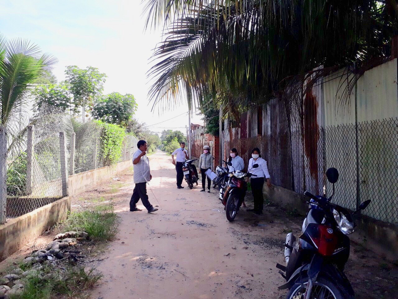 ​  Thường trực HĐND xã Cẩm Giang khảo sát các hộ dân xây nhà lấn chiếm lộ giới đường giao thông nông thôn tại ấp Cẩm Long, xã Cẩm Giang