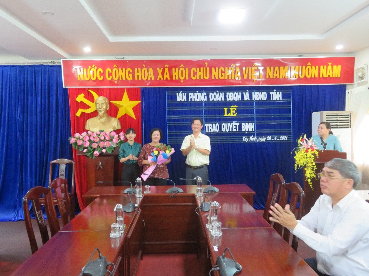 Nghi huu 294 1.jpg