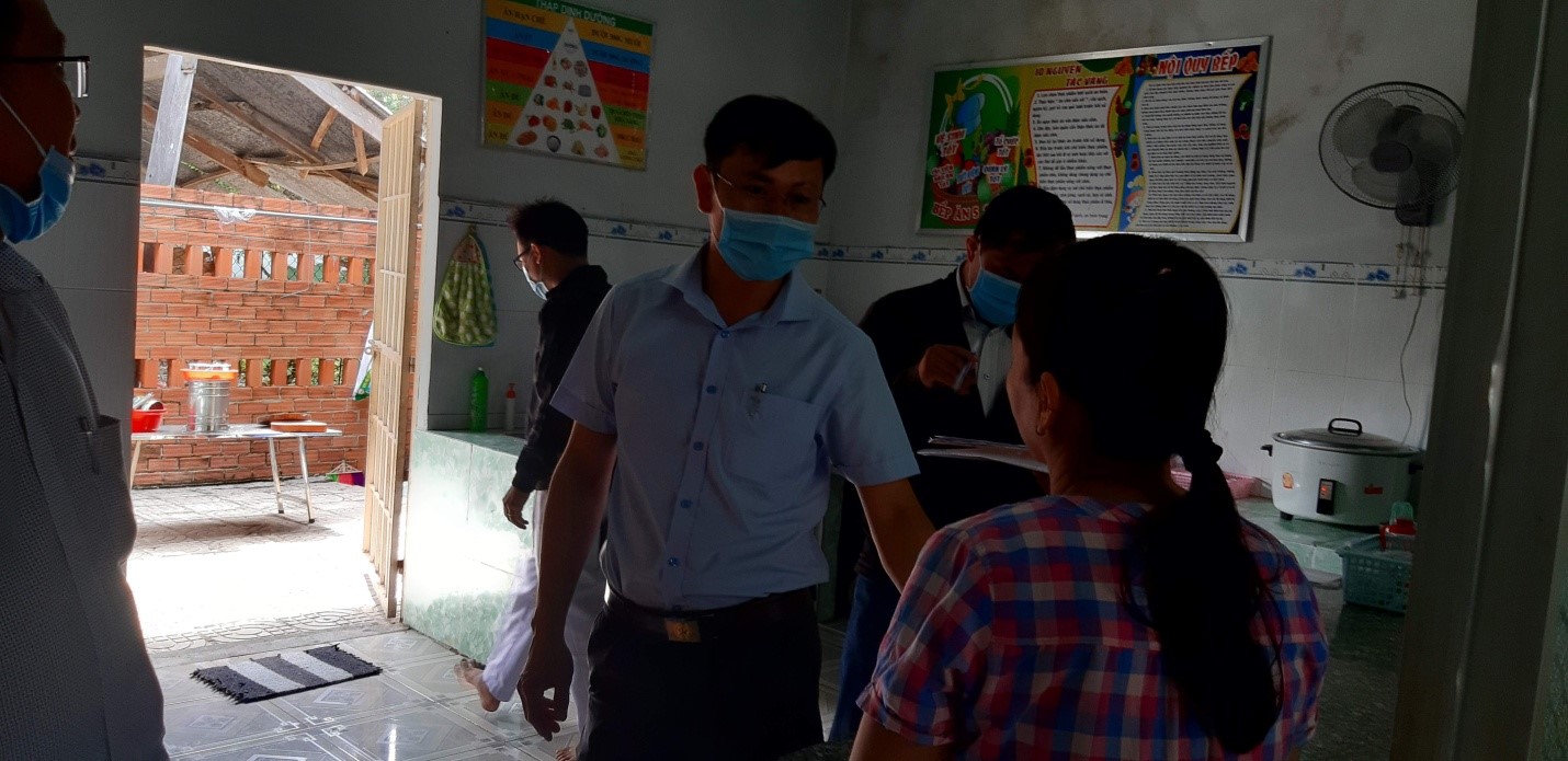 ​  Thường trực HĐND xã Phước Đông giám sát vệ sinh an toàn thực phẩm ở các điểm trường tư thục mầm non trên địa bàn xã Phước Đông.