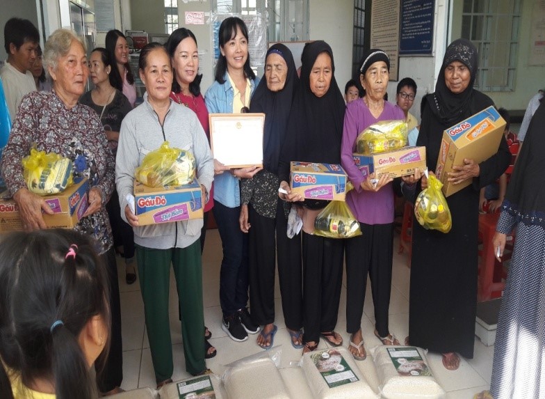 HỘI ĐỒNG NHÂN DÂN XÃ THẠNH BÌNH, HUYỆN TÂN BIÊN: PHỐI HỢP UBND, UBMTTQVN XÃ TRAO QUÀ CHO NGƯỜI NGHÈO