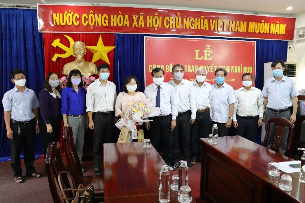 Trao Quyết định nghỉ hưu cho Đồng chí Phan Thị Điệp - Ủy viên Ban thường vụ Tỉnh ủy, Phó Chủ tịch HĐND tỉnh